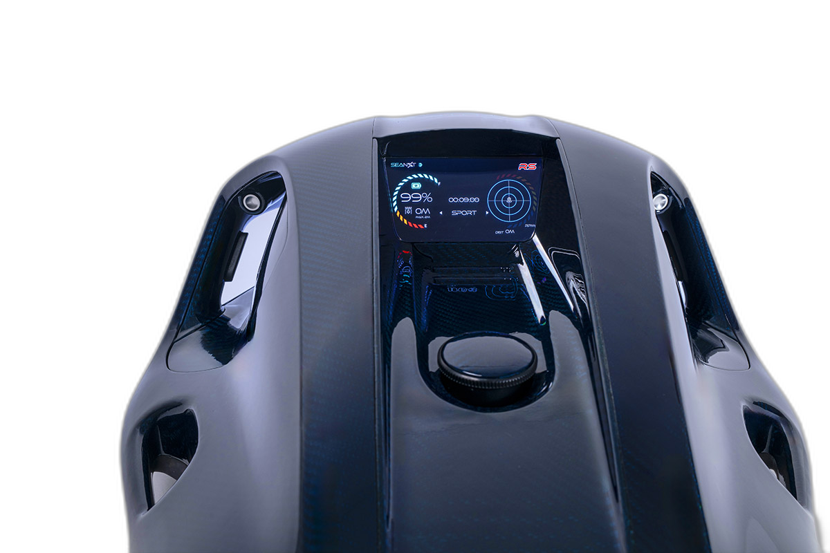 Vista frontal del Sea NXT Elite RS mostrando la tira de luces LED y el perfil aerodinámico