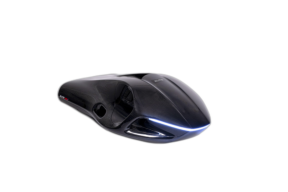 Primer plano de la textura del cuerpo de fibra de carbono del Sea NXT Elite RS mostrando el acabado premium del material